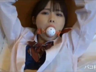 变态男爬上女生宿舍窗户偷内裤被发现当众被打